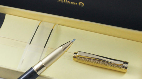 Best Pen Shop | Pelikan Celebry R590 Rollerball Pen Sapphire Black / Gray Gold Cap